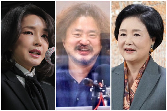 (왼쪽부터) 윤석열 대통령 부인 김건희 여사, 방송인 김어준씨, 문재인 전 대통령 부인 김정숙 여사. <tbs 제공, 연합뉴스>